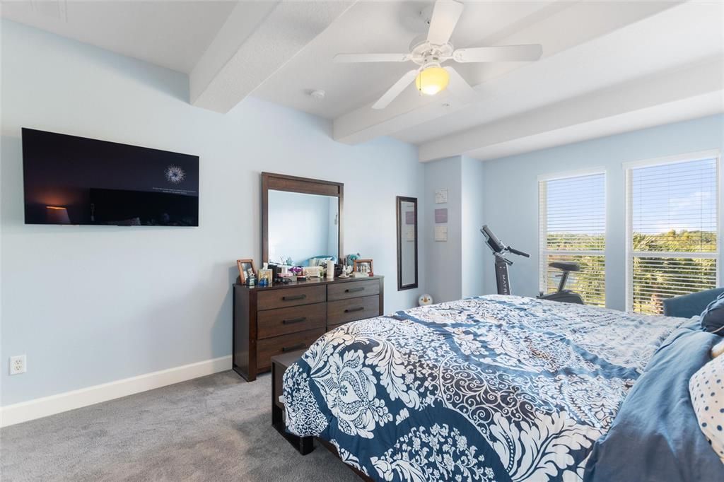 Activo con contrato: $425,000 (3 camas, 2 baños, 2085 Pies cuadrados)