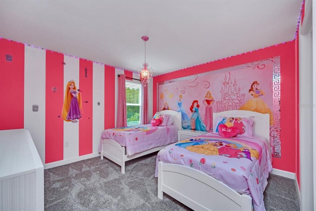 For Sale: $895,000 (9 beds, 5 baths, 4289 Square Feet)