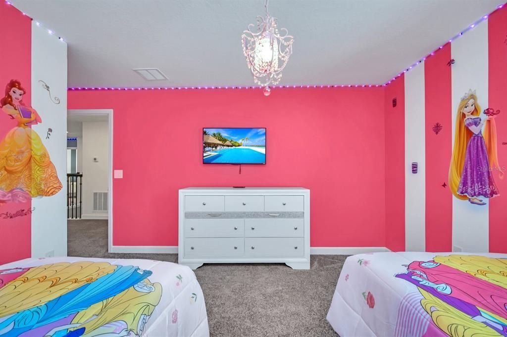 For Sale: $895,000 (9 beds, 5 baths, 4289 Square Feet)