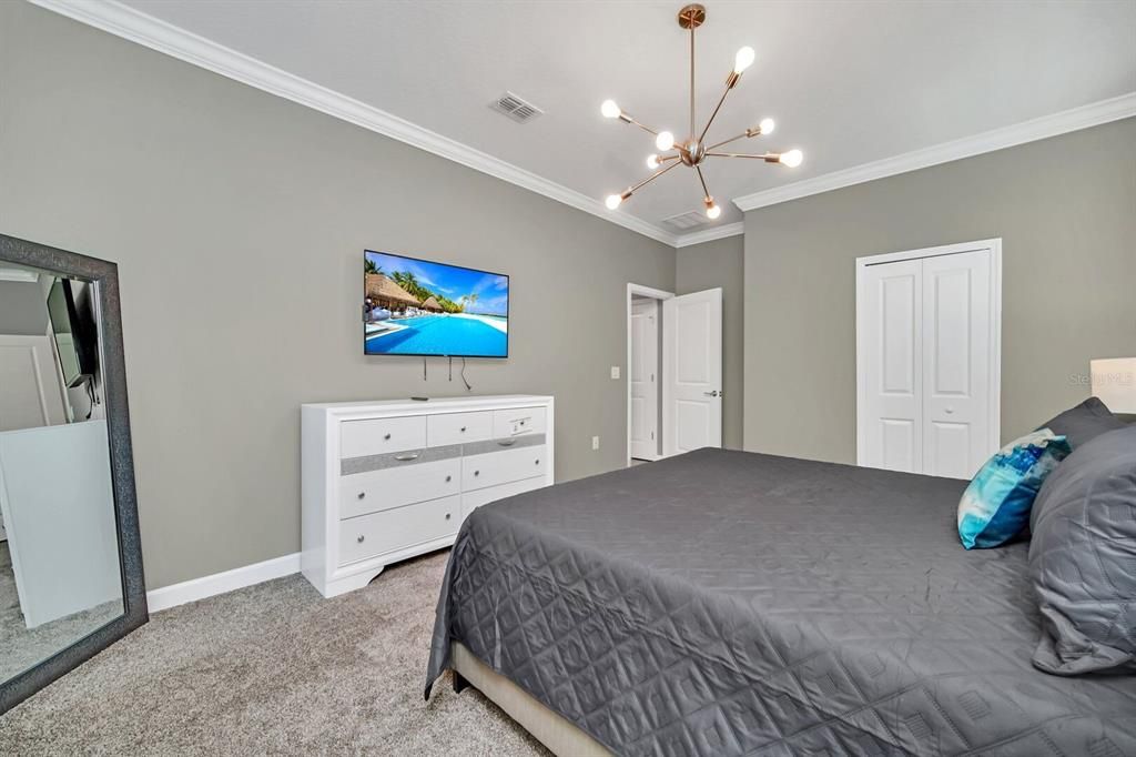 For Sale: $895,000 (9 beds, 5 baths, 4289 Square Feet)