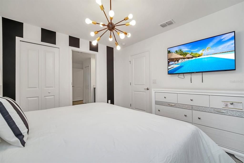 For Sale: $895,000 (9 beds, 5 baths, 4289 Square Feet)