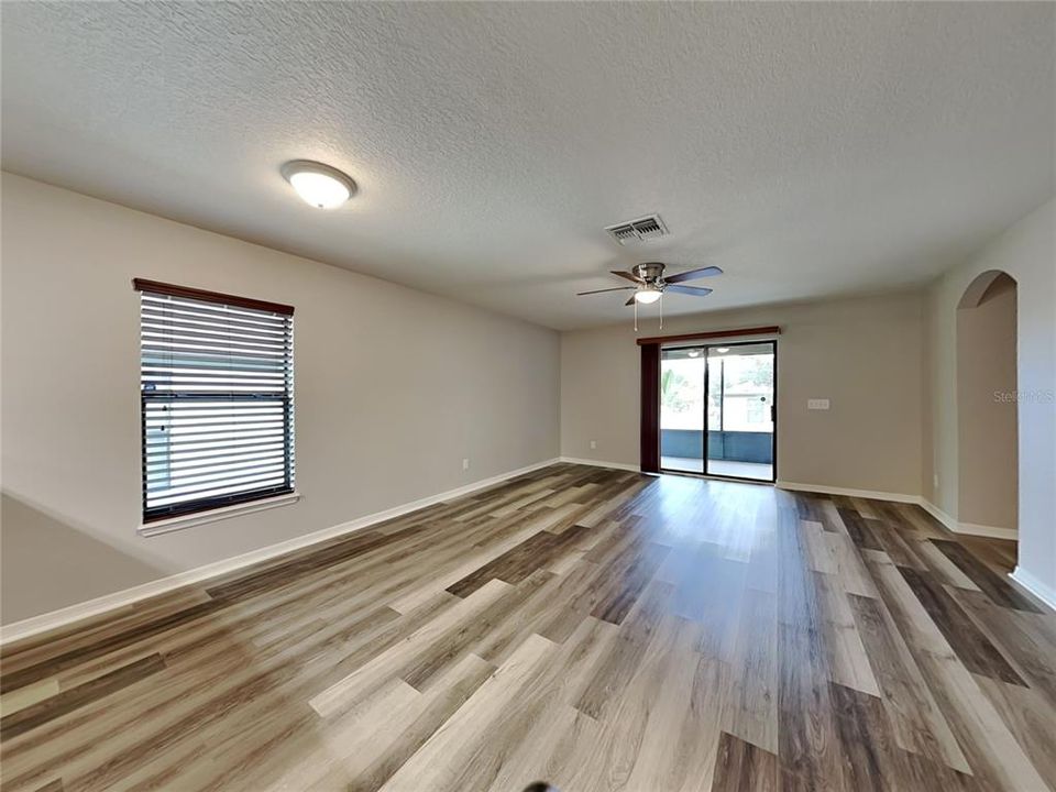 Activo con contrato: $1,949 (4 camas, 2 baños, 1924 Pies cuadrados)