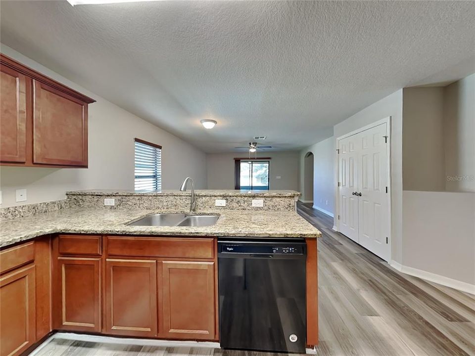 Activo con contrato: $1,949 (4 camas, 2 baños, 1924 Pies cuadrados)