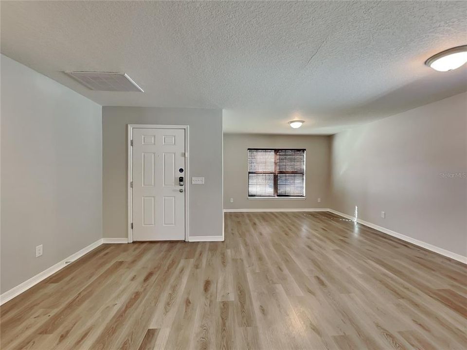 Activo con contrato: $1,949 (4 camas, 2 baños, 1924 Pies cuadrados)