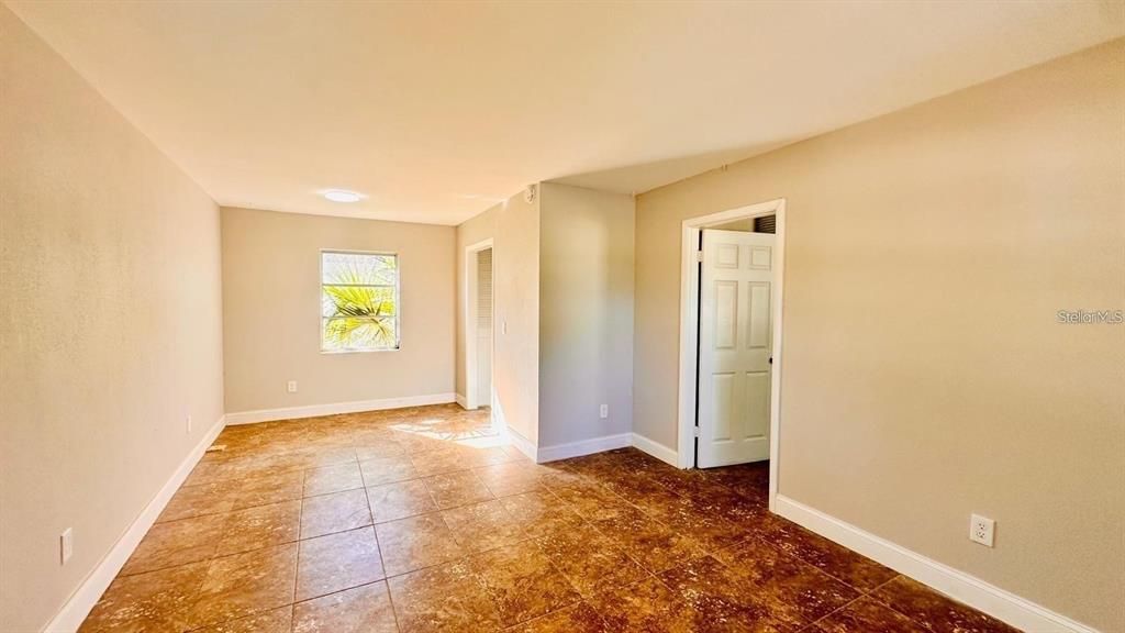 出租: $900 (1 贝兹, 1 浴室, 6205 平方英尺)