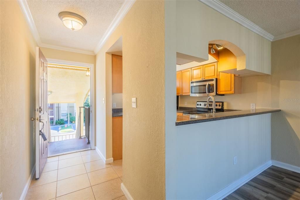 For Sale: $172,999 (2 beds, 2 baths, 901 Square Feet)