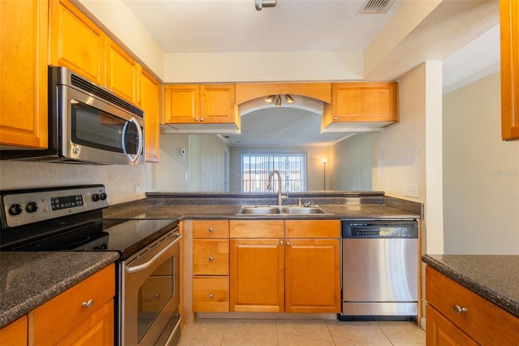 For Sale: $172,999 (2 beds, 2 baths, 901 Square Feet)