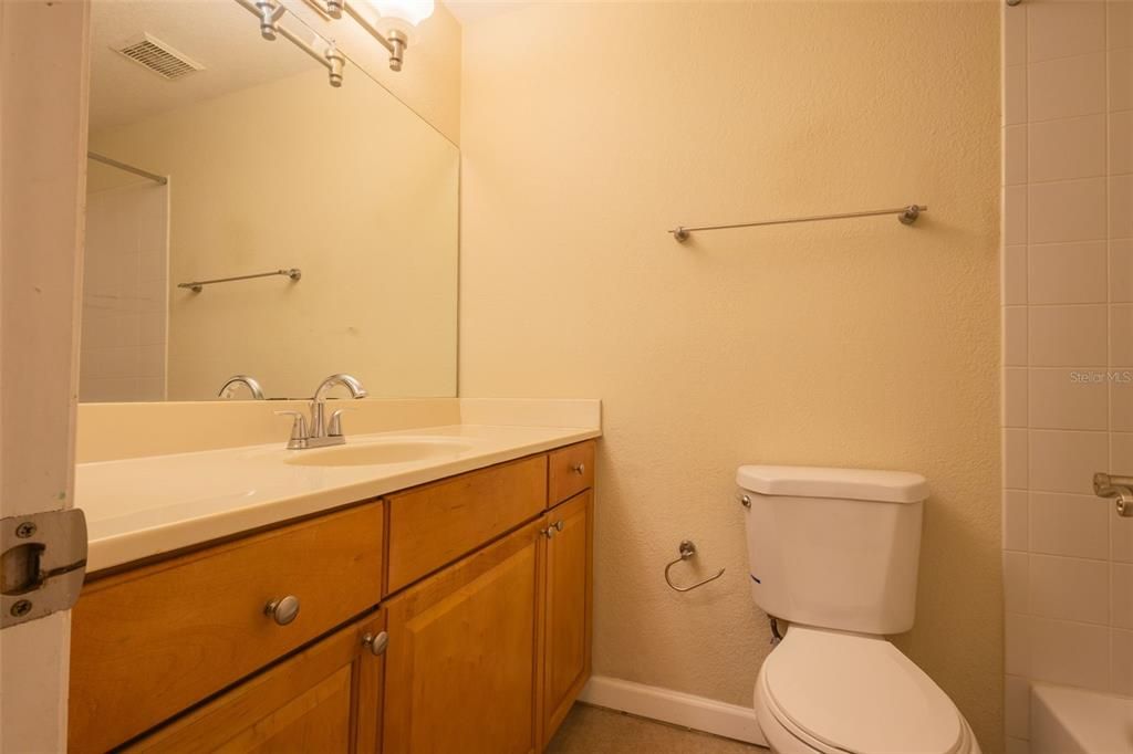 For Sale: $172,999 (2 beds, 2 baths, 901 Square Feet)