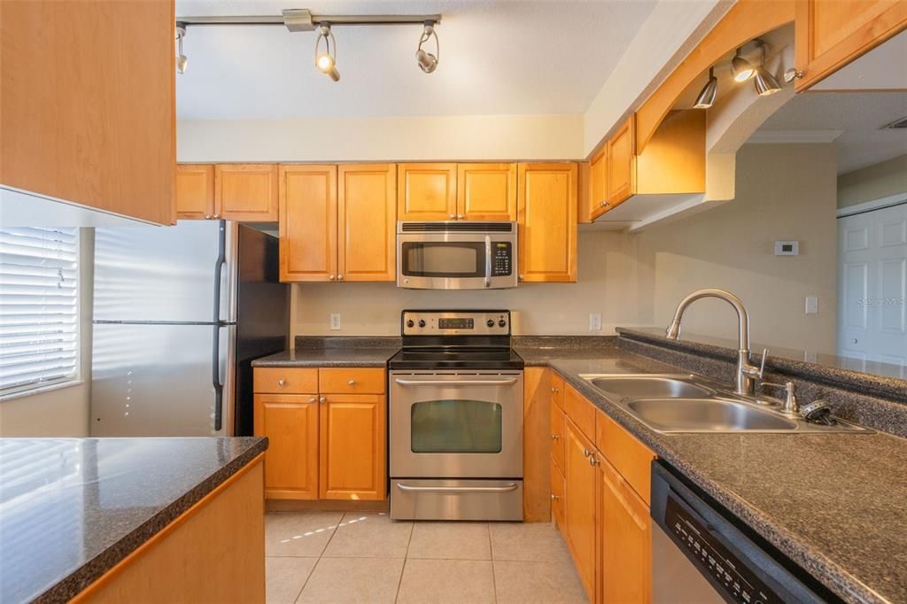 For Sale: $172,999 (2 beds, 2 baths, 901 Square Feet)