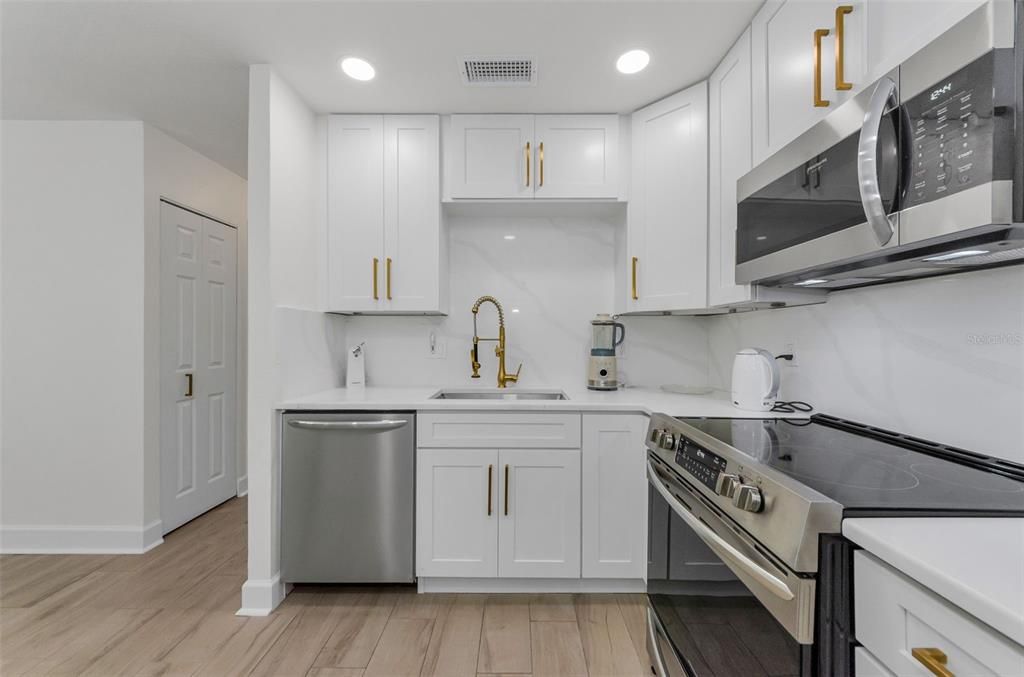 For Rent: $3,200 (2 beds, 1 baths, 925 Square Feet)