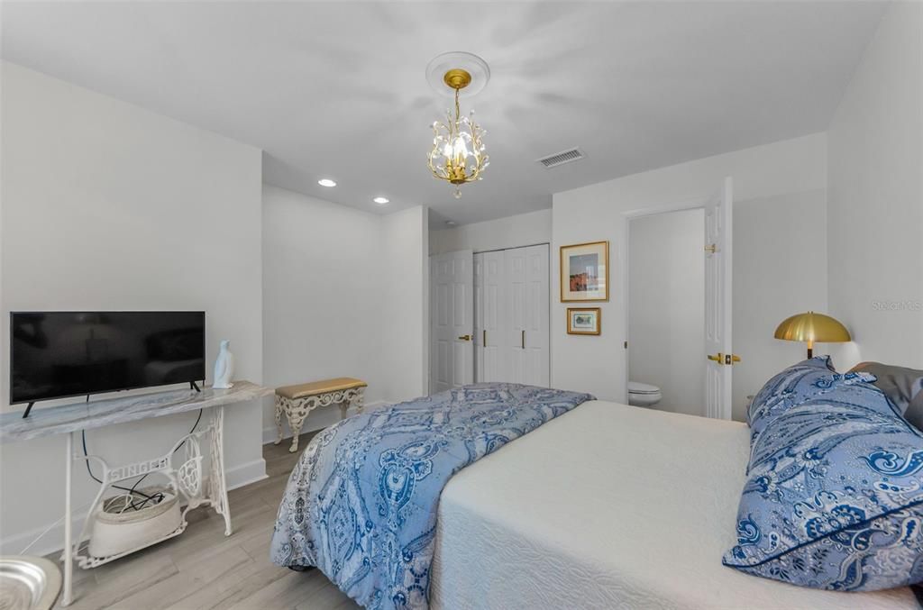 For Rent: $3,200 (2 beds, 1 baths, 925 Square Feet)