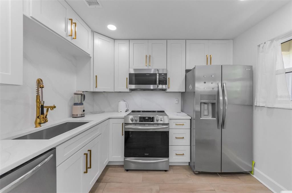 For Rent: $3,200 (2 beds, 1 baths, 925 Square Feet)