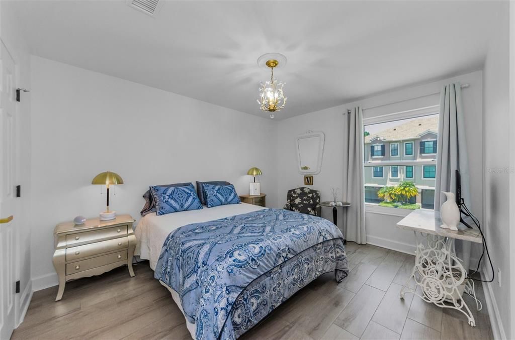 For Rent: $3,200 (2 beds, 1 baths, 925 Square Feet)