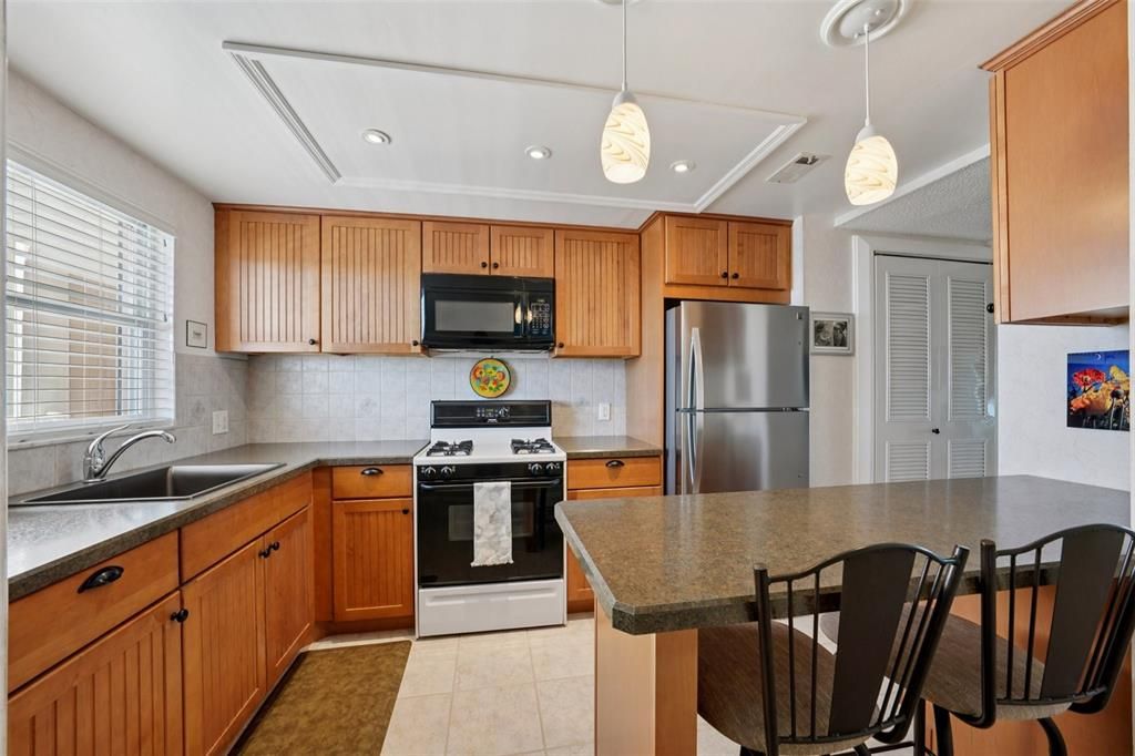 На продажу: $249,000 (2 спален, 1 ванн, 1050 Квадратных фут)