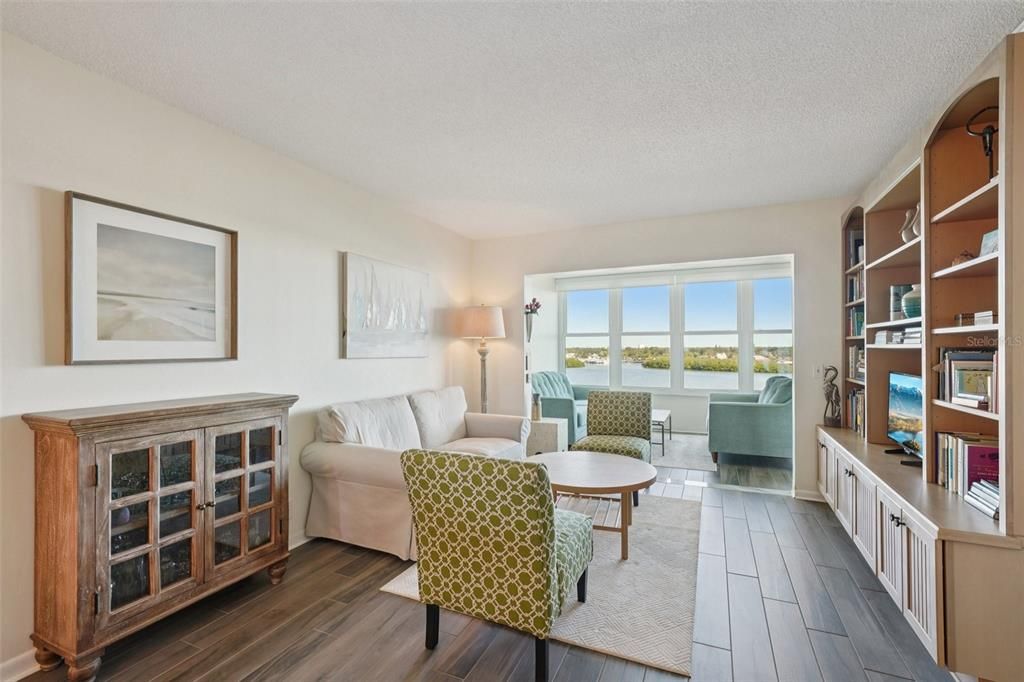 На продажу: $249,000 (2 спален, 1 ванн, 1050 Квадратных фут)