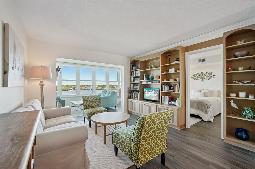 На продажу: $249,000 (2 спален, 1 ванн, 1050 Квадратных фут)