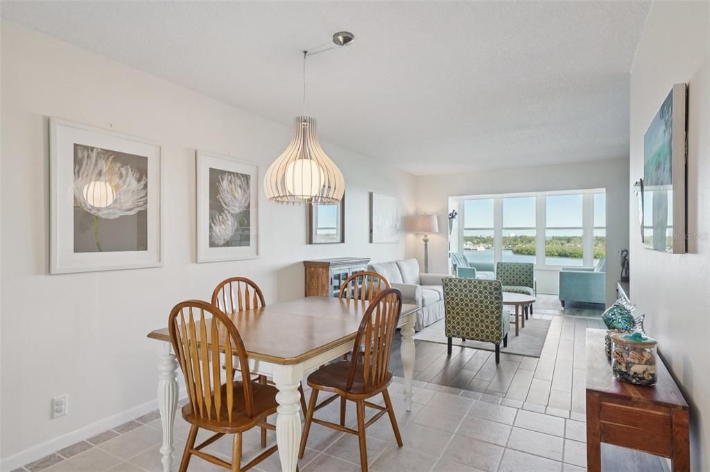 На продажу: $249,000 (2 спален, 1 ванн, 1050 Квадратных фут)