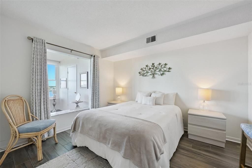 На продажу: $249,000 (2 спален, 1 ванн, 1050 Квадратных фут)