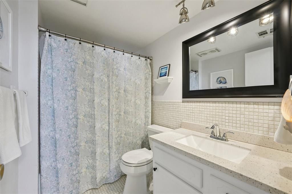 На продажу: $249,000 (2 спален, 1 ванн, 1050 Квадратных фут)