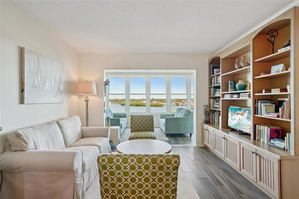 На продажу: $249,000 (2 спален, 1 ванн, 1050 Квадратных фут)