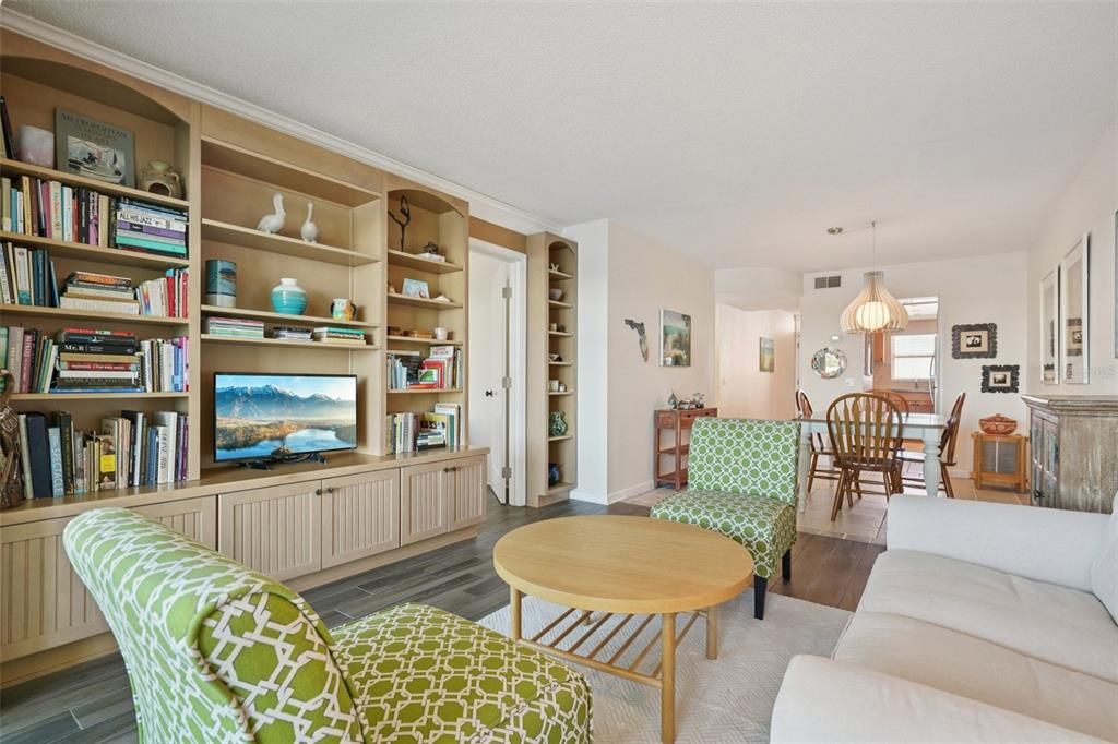 На продажу: $249,000 (2 спален, 1 ванн, 1050 Квадратных фут)