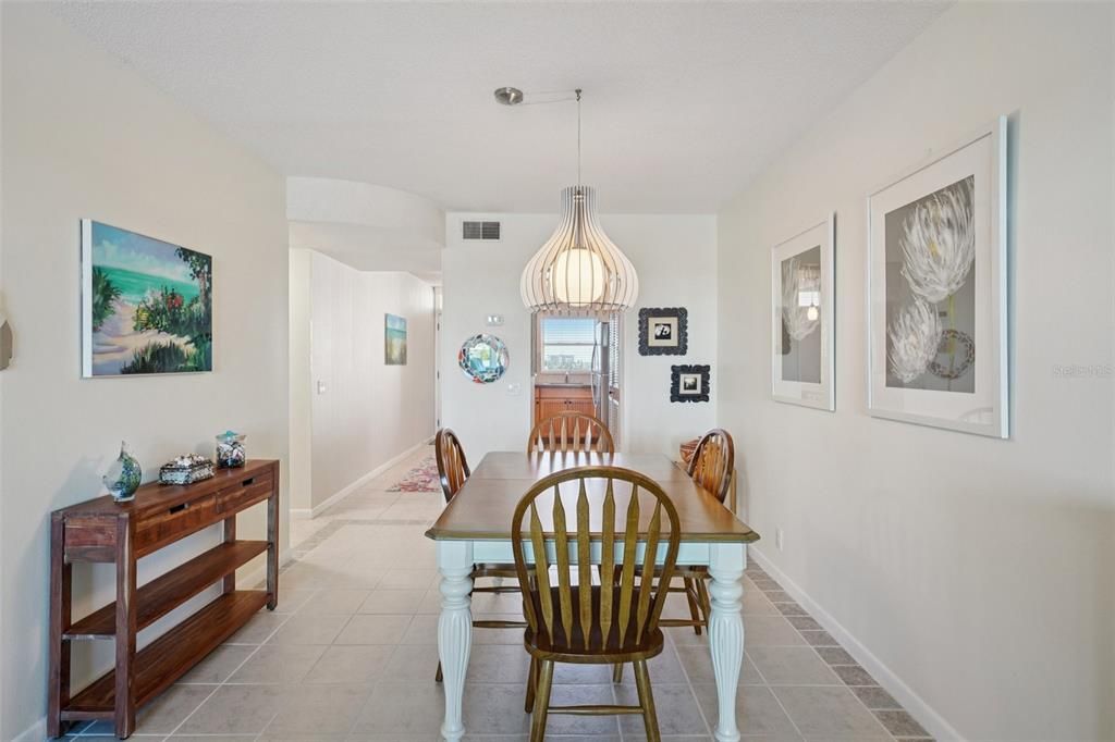 На продажу: $249,000 (2 спален, 1 ванн, 1050 Квадратных фут)