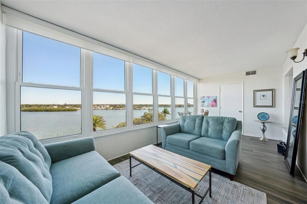 На продажу: $249,000 (2 спален, 1 ванн, 1050 Квадратных фут)