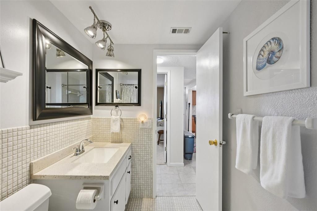 На продажу: $249,000 (2 спален, 1 ванн, 1050 Квадратных фут)