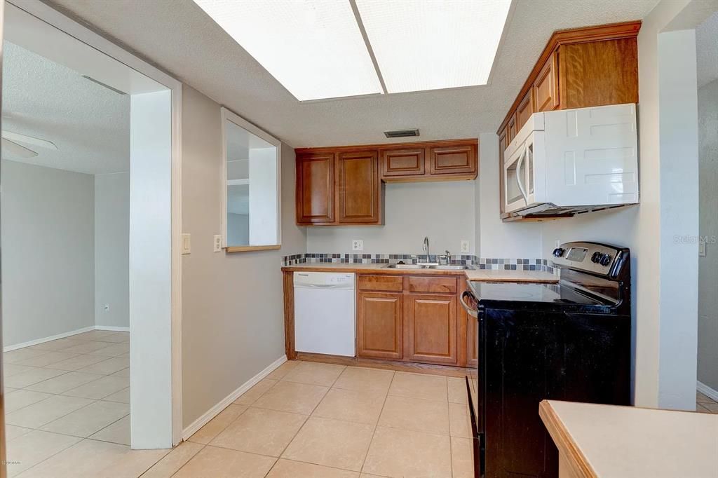 В аренду: $1,950 (2 спален, 2 ванн, 1592 Квадратных фут)