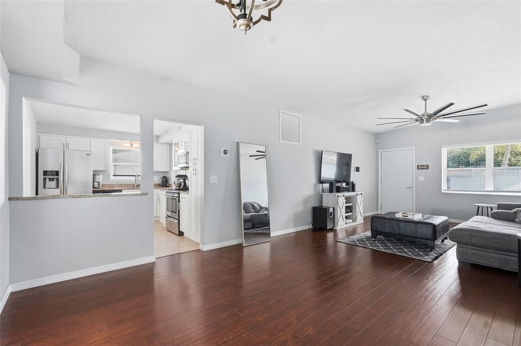 待售: $499,900 (2 贝兹, 2 浴室, 1273 平方英尺)