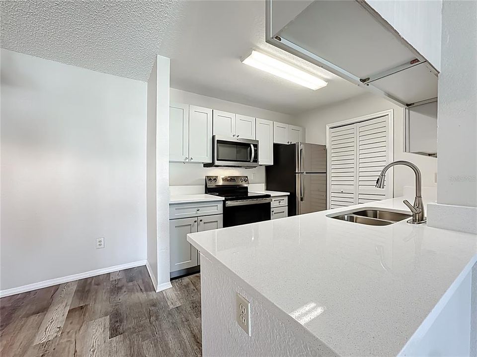 合同活跃: $169,000 (1 贝兹, 1 浴室, 650 平方英尺)