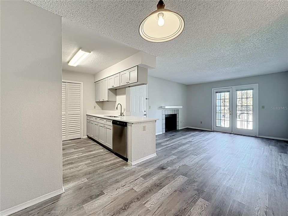 合同活跃: $169,000 (1 贝兹, 1 浴室, 650 平方英尺)