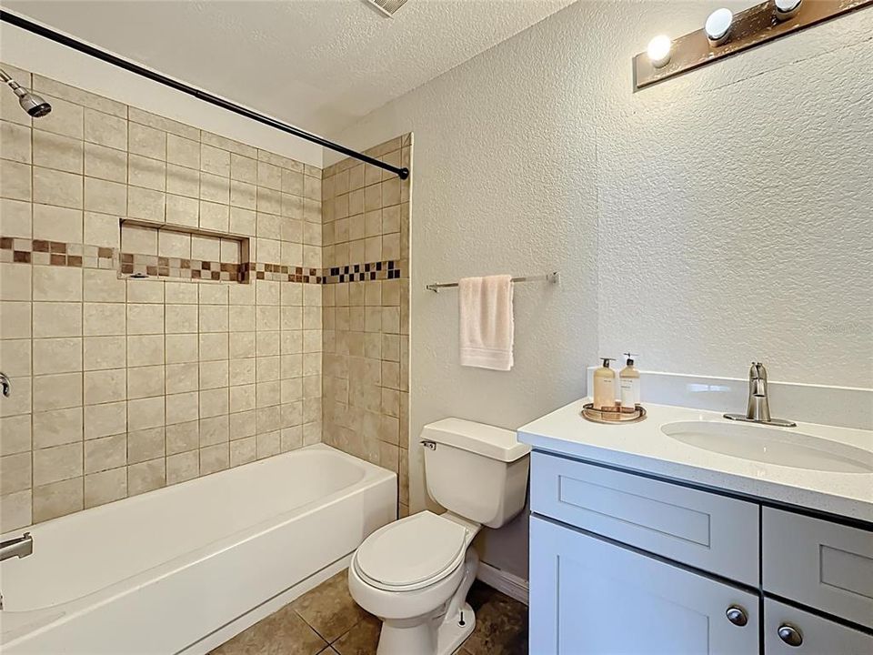 合同活跃: $169,000 (1 贝兹, 1 浴室, 650 平方英尺)