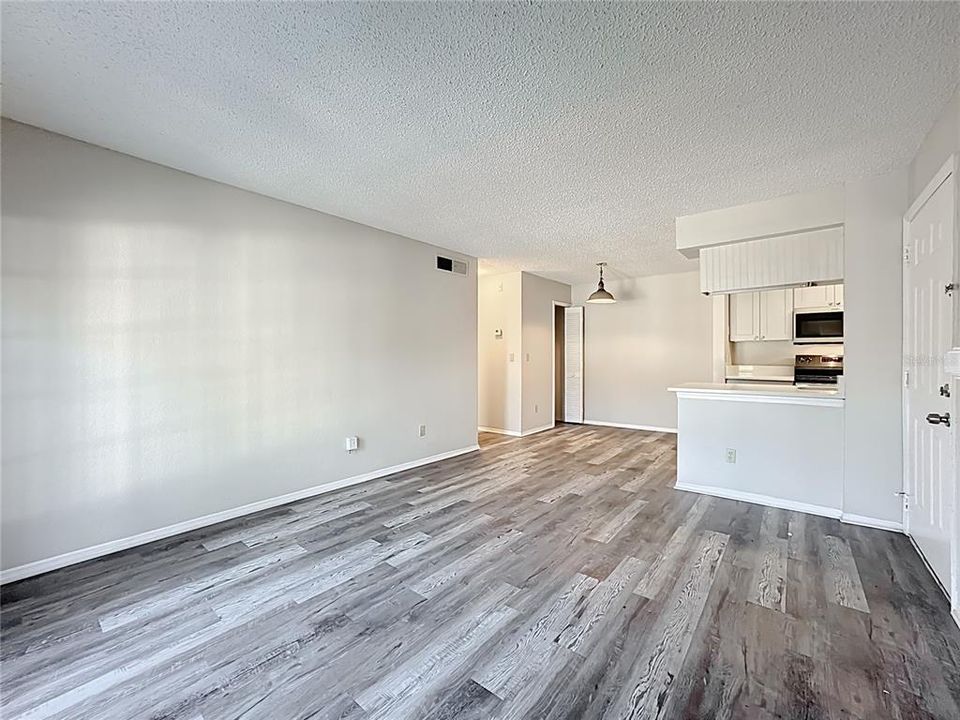 合同活跃: $169,000 (1 贝兹, 1 浴室, 650 平方英尺)