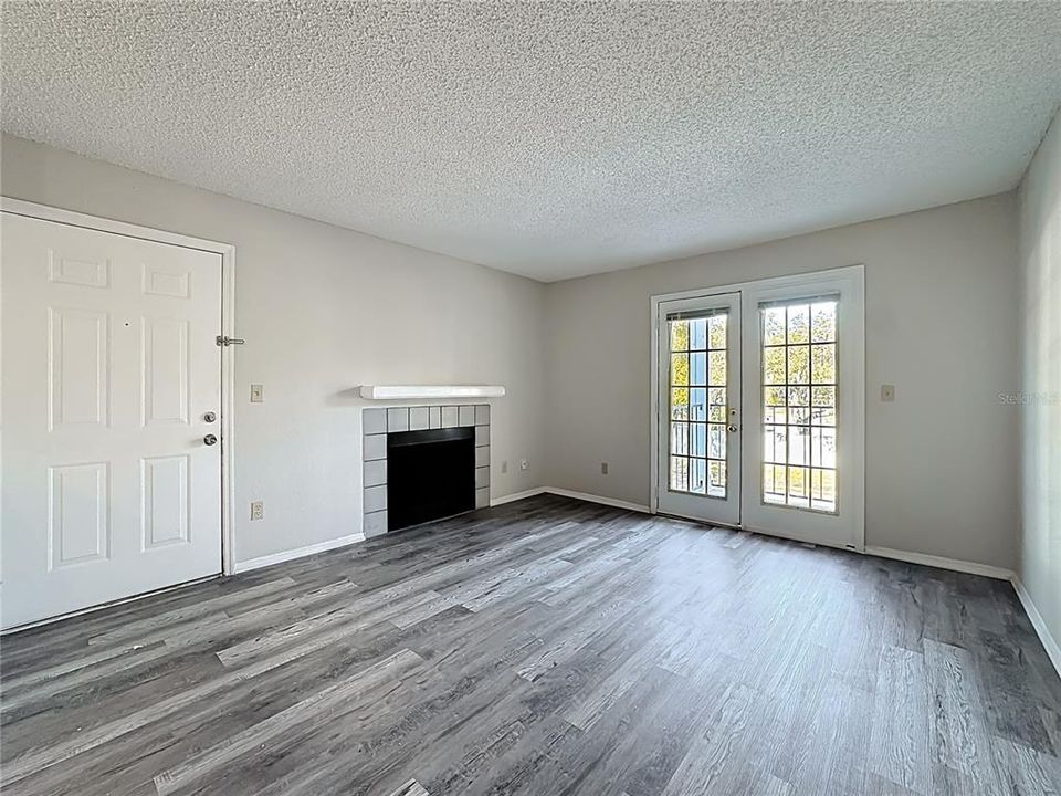 合同活跃: $169,000 (1 贝兹, 1 浴室, 650 平方英尺)