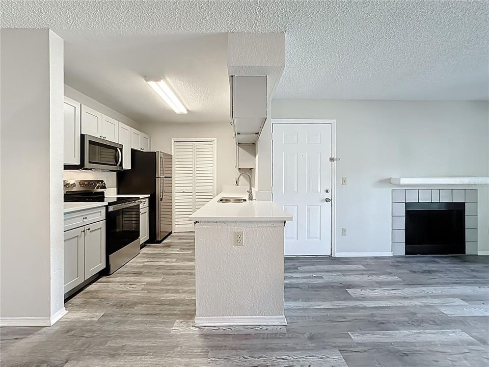 合同活跃: $169,000 (1 贝兹, 1 浴室, 650 平方英尺)