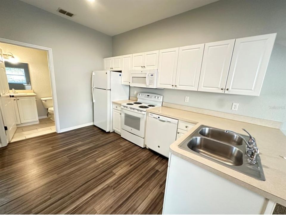 Activo con contrato: $1,050 (1 camas, 1 baños, 800 Pies cuadrados)