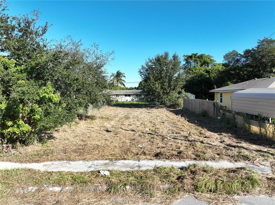 На продажу: $64,900 (0.14 acres)