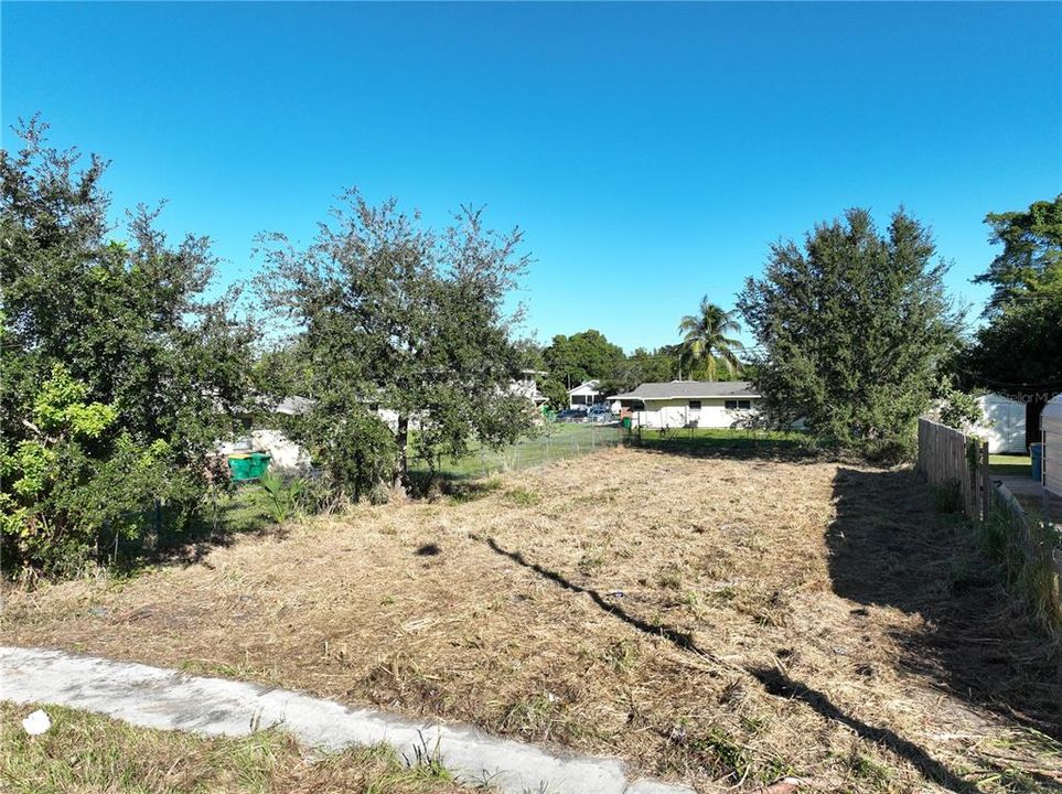 На продажу: $64,900 (0.14 acres)