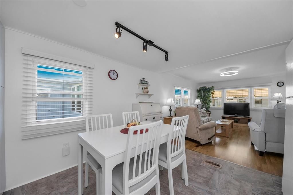 На продажу: $120,000 (1 спален, 1 ванн, 726 Квадратных фут)