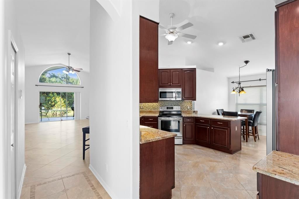 En Venta: $429,000 (4 camas, 2 baños, 1889 Pies cuadrados)