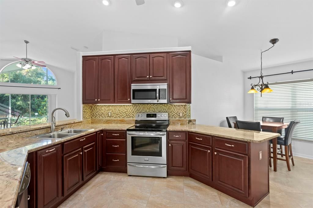 En Venta: $429,000 (4 camas, 2 baños, 1889 Pies cuadrados)