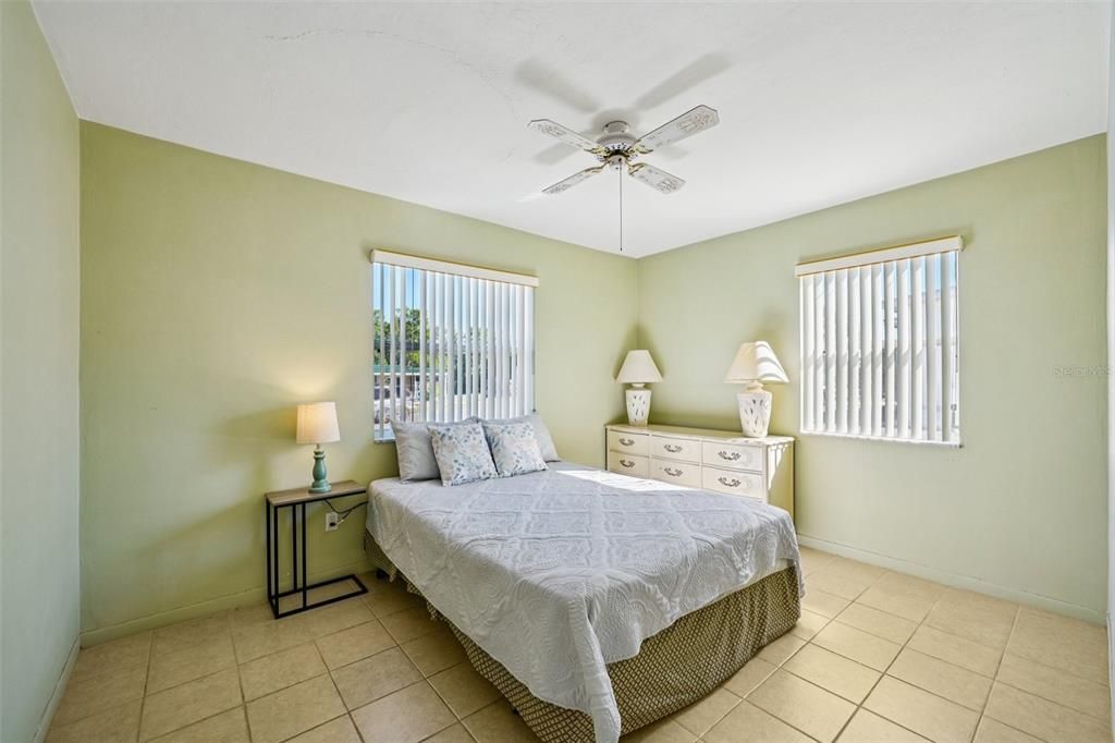 For Sale: $165,000 (2 beds, 2 baths, 740 Square Feet)