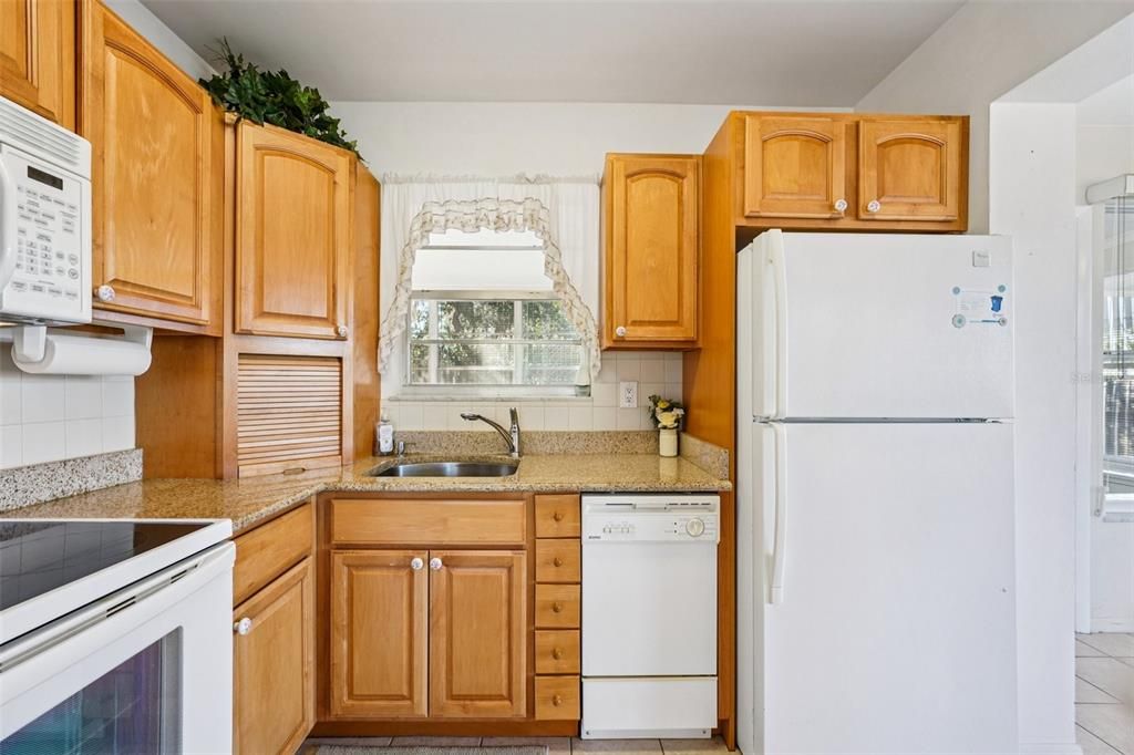 For Sale: $165,000 (2 beds, 2 baths, 740 Square Feet)