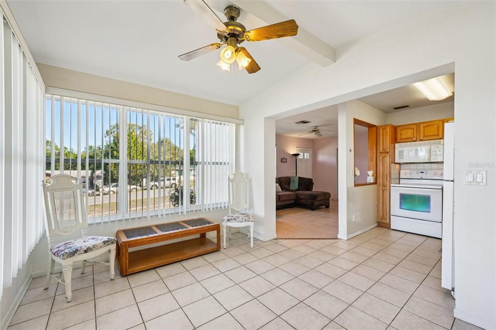 For Sale: $165,000 (2 beds, 2 baths, 740 Square Feet)