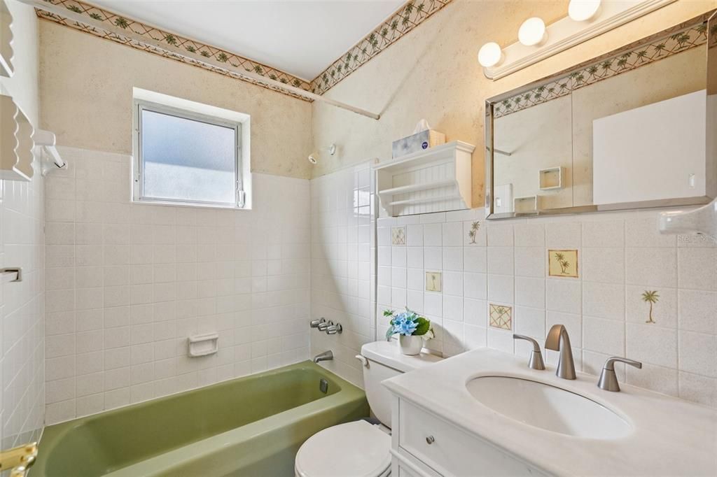 For Sale: $165,000 (2 beds, 2 baths, 740 Square Feet)