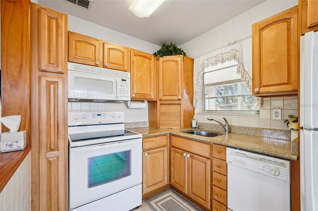 For Sale: $165,000 (2 beds, 2 baths, 740 Square Feet)