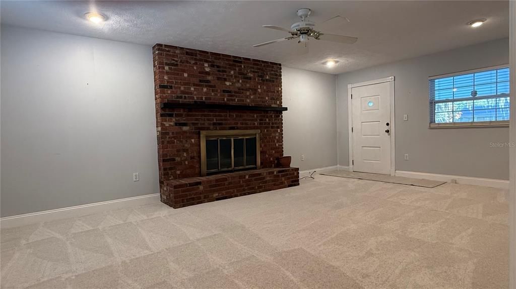 Active With Contract: $384,900 (3 beds, 2 baths, 1480 Square Feet)