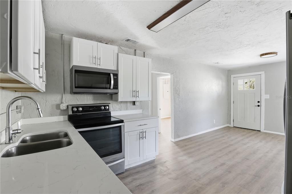 Active With Contract: $130,000 (2 beds, 1 baths, 720 Square Feet)