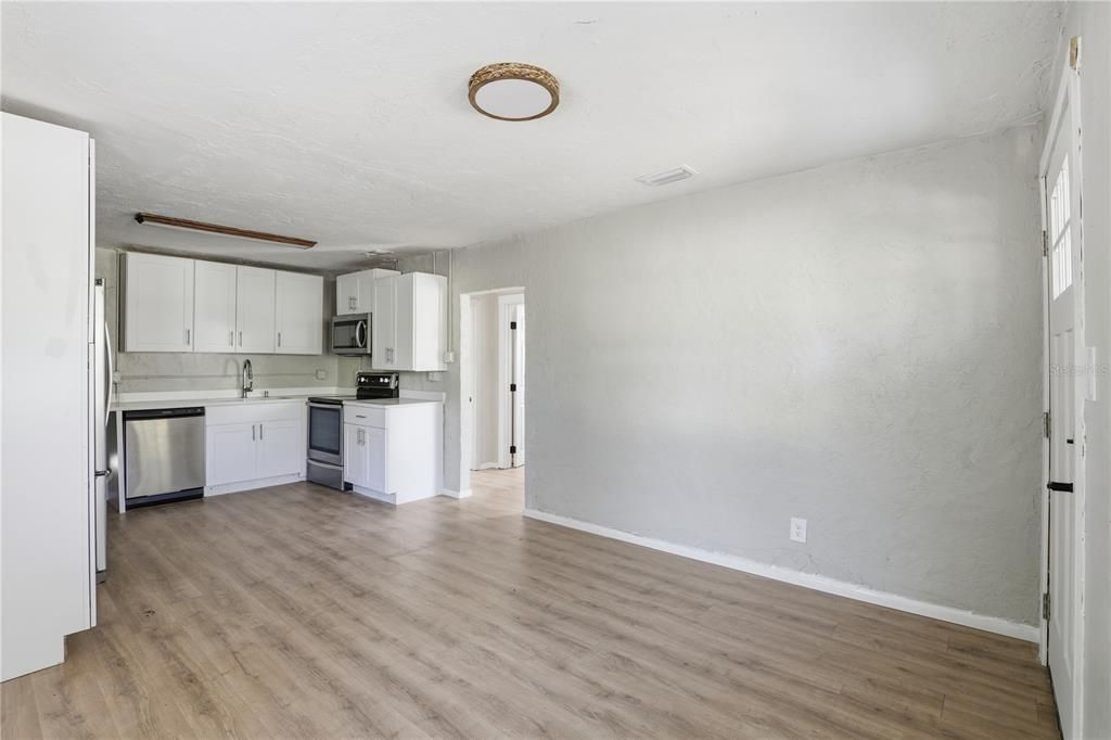 Active With Contract: $130,000 (2 beds, 1 baths, 720 Square Feet)